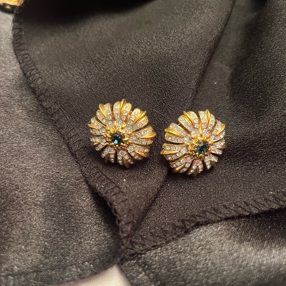 Vintage signed Barbara mandrell clip on earrings
